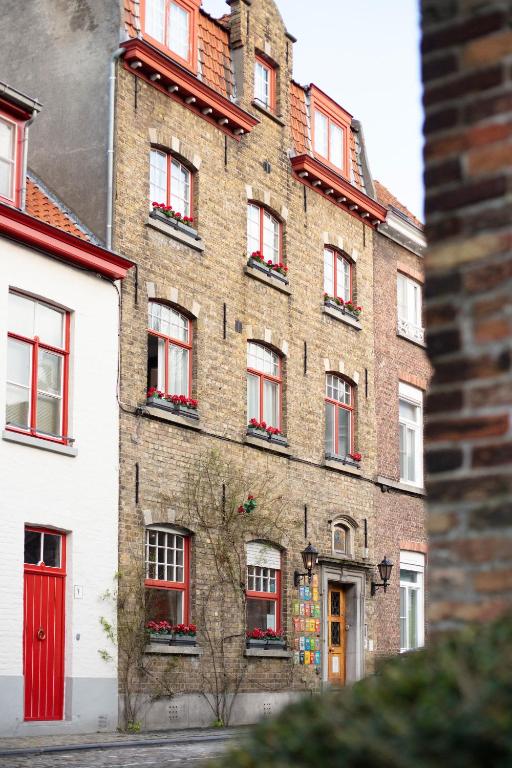 Gillis Eight by Romy & Travis