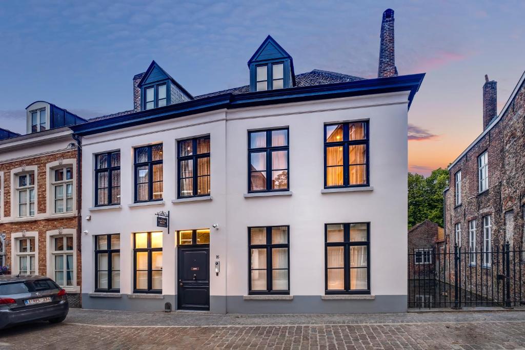 Canalside House