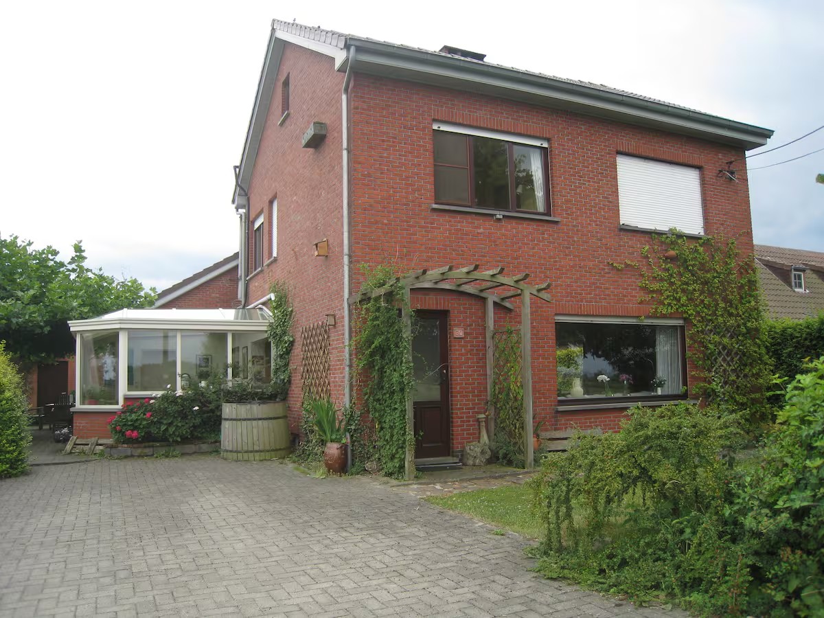 Woning in de velden met zwemvijver en petanquebaan